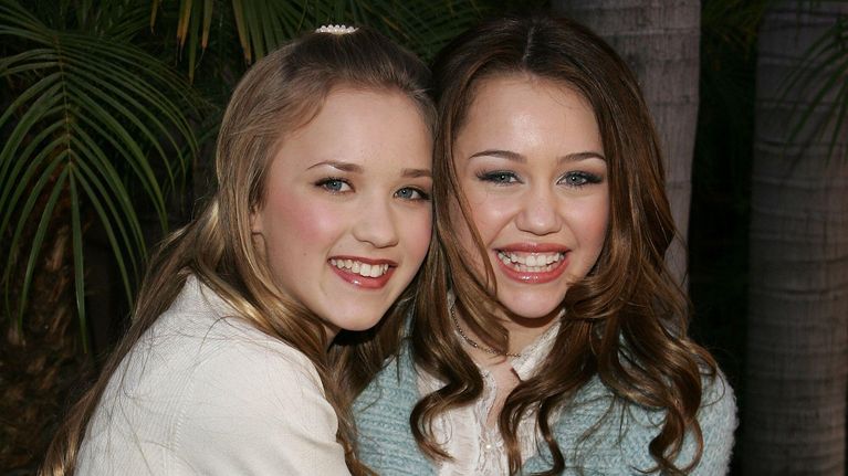 Emily Osment ja Miley Cyrus punaisella matolla.