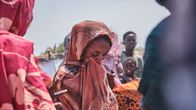 Ihmiset noutavat vettä Lääkärit ilman rajoja -järjestön vesipisteeltä Sudanin ja Etelä-Sudanin rajan tuntumasta helmikuussa 2025.
