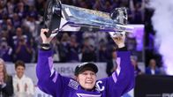 Minnesota Frostin kapteeni Kendall Coyne Schofield nostaa pokaalia jäällä.