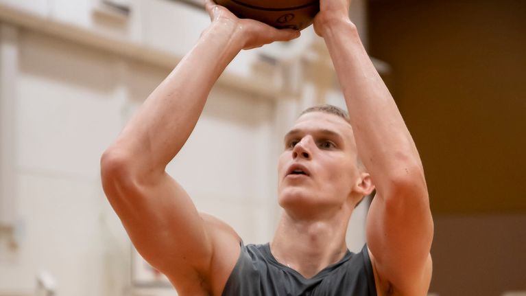 Lauri Markkanen heittää koripalloa.