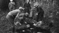  Tattarisuon tapaus 1931. Ruumiinosia löydettiin haudattuna maahan Tattarisuolla. Miehiä tapahtumapaikalla 18.9.1931.