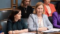 Sanni Grahn-Laasonen ja Kaisa Juuso istuvat ministeriaitiossa eduskunnassa.