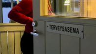 Asiakas astuu sisälle Sevettijärven terveysasemalle. 