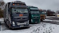 Bilar i Karleby som väntar på att bli lastade med blåräv för transport till Kina.