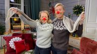 Nainen ja mies punaiset irtonenät nenillään, suuri huivi olkapäillään.