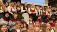 Seinäjoen abit laulavat kansallispuvuissa opettajille.