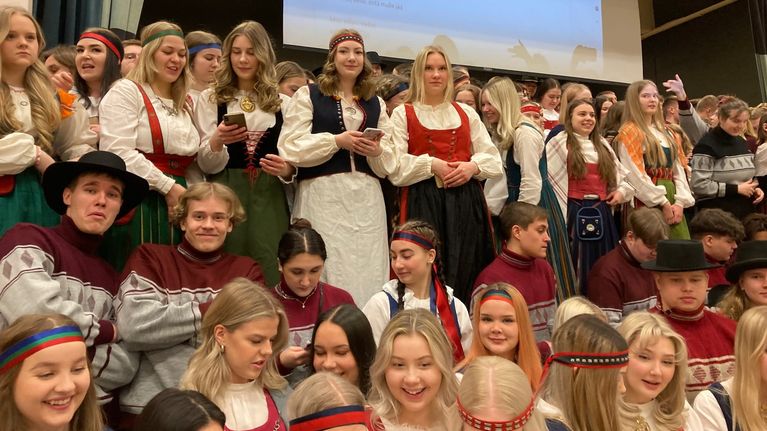 Seinäjoen abit laulavat kansallispuvuissa opettajille.
