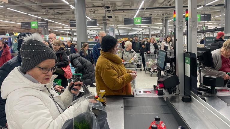 Joulun aatonaaton ruuhkaa kauppakeskus Sellon Prismassa Espoossa.