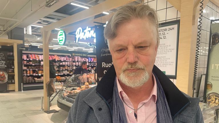 Rami Murtonen jonottaa kalatiskille Kaaren Prismassa Helsingissä.
