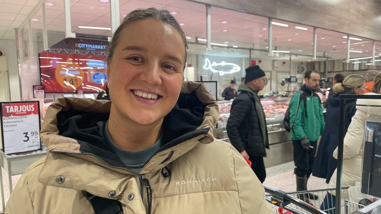 Espoolainen Stina Suominen kauppakeskus Sellon Citymarketin kalatiskin jonossa.