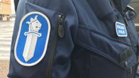 lähikuva poliisin virka-asusta