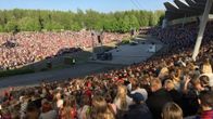 Tuhansia lapsia laulaa Joensuun laulurinteellä.