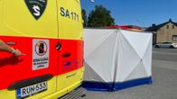 Ambulanssi ja teltta suojaavat onnettomuuspaikkaa Satakunnan hyvinvointialueella.