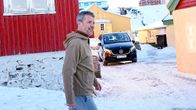 Frederik kävelee lumisella kadulla. Taustalla näkyy puisia rakennuksia.
