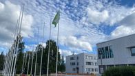 Rovaniemen kaupungintalon edustalla lipputankoja, joista yhdessä kaupungin lippu. 