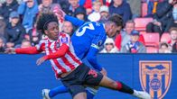 Sunderlandin Malick Fofana kamppailee pallosta Brightonin Pascal Grossin kanssa.