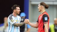 Lionel Messi ja Marcel Sabitzer kättelevät ottelun jälkeen.