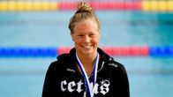 Fanny Teijonsalo ler med en medalj runt halsen.
