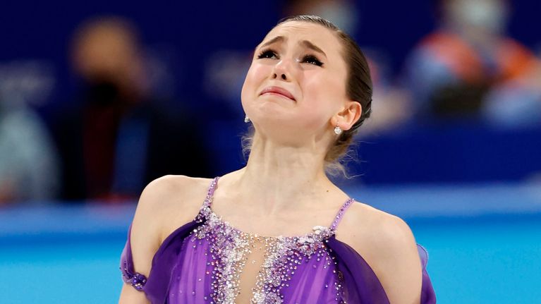 Kamila Valijeva tunteikkaana onnistuneen lyhytohjelman jälkeen Pekingin olympialaisissa.
