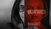 Kaisa Pulakka pitää Margaret Atwoodin teosta Orjattaresi puoliksi kasvojen päällä