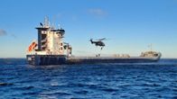 Rajavartiolaitoksen helikopteri saattamassa rahtialus Fitburgia merellä.