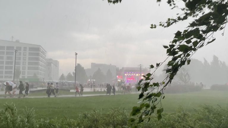 Ihmisiä poistumassa Festivaalialueelta Seinäjoella ukkoskuuron vuoksi.