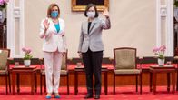 Nancy Pelosi och Tsai Ing-wen vinkar medan de står bredvid varandra.