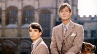 Kuvassa Charles Ryder (Jeremy Irons, vas.) ja Sebastian Flyte (Anthony Andrews).
