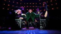 Cabaret-musikaali Vaasan kaupunginteatterissa. Näyttelijä eläytyy esitykseen lavalla.