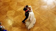 Kruununprinssi Haakon ja Mette-Marit aloittavat häävalssin.