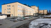 Nekalan koulu, jonka pihalla hieman jäätä.