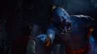Anden i lampan (Will Smith) tittar finurligt på Aladdin.