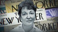 Pauline Kael lähikuvassa, taustalla New Yorker -lehden sivuja. Kuva dokumenttielokuvasta.