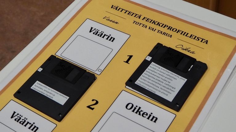 Pakohuonetehtävä, jossa diskettejä täytyy laittaa oikeille paikoille sen mukaan, onko niihin kirjoitettu väittämä oikein vai väärin.