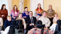 Kuva on otettu Lapsen oikeuksien päivän istunnosta. Etualalla näkyy pyörätuolien selkämyksiä. Keskiosassa istuu lapsia ja heidän keskellään pääministeri Petteri Orpo.