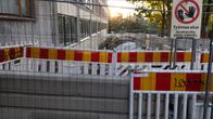 Helsingin Kaisaniemen puistossa sijaitsevan työmaan kaivanto, johon mies putosi ja kuoli syyskuussa.