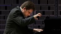 Ukrainalaispianisti Roman Lopatynskyi soittaa Maj Lind -pianokilpailun alkuerässä.