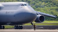 Yhdysvaltain ilmavoiminen C-5M Super Galaxy -kuljetuskone kentällä.
