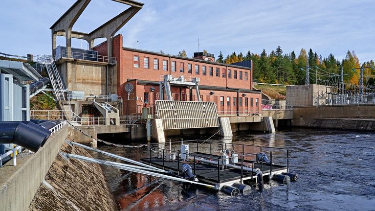Kelluva kalatie on vesivoimalan alapuolella. Järjestelmästä lähtee putkia ohi voimalan.