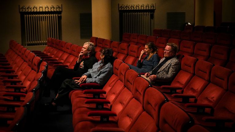 Ykspihlajan Kino-orkesterin jäsenet Anna ja Laura Airola, Miika Snåre sekä Ilkka Tolonen istumassa tyhjässä Orion-elokuvateatterissa. Kuvassa näkyy useita elokuvateatterin tuoleja.