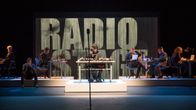 Radio Stagen toimitus näyttämöllä. Juontamassa DJ Mysli, Ylermi Rajamaa.