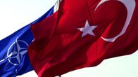 Turkin ja Naton liput liehuvat.
