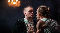 Miro Lopperi (Ivan Karamazov) ja Juho Uusitalo (Aleksei Karamazov) seisovat vastakkain lähellä toisiaan, Ivan selittää, Aleksei kuuntelee.