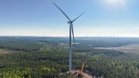 Tuulivoimala metsän keskellä.