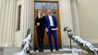 Två personer på en trappa.