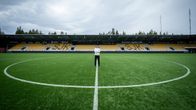 Markus Arsalo seisoo Seinäjoen jalkapallostadionilla keskiympyrässä.