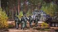 Varusmiehet kävelevät metsässä