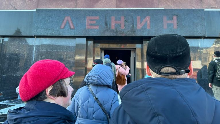 Ihmiset kulkevat kohti Leninin mausoleumin sisäänkäyntiä.