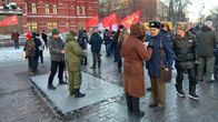 Marsalkka Georgi Zhukovin ratsastajapatsaan luokse Maneesiaukiolle on kokoontunut väkeä. Ihmisillä on punalippuja mukanaan.