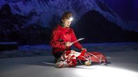Minna Haapkylän näyttelemä Iina aikoo kiivetä Mount Everestille. Hän istuu lumessa ja tuijottaa kädessään olevaa veistä.
